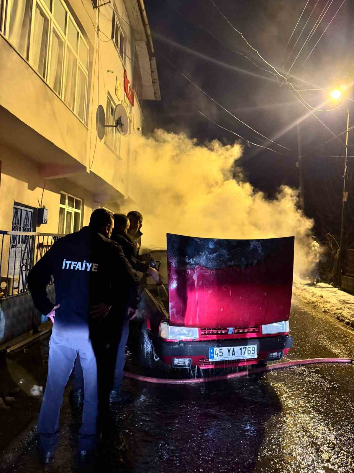 park-halindeki-otomobil-alevlere-teslim-oldu