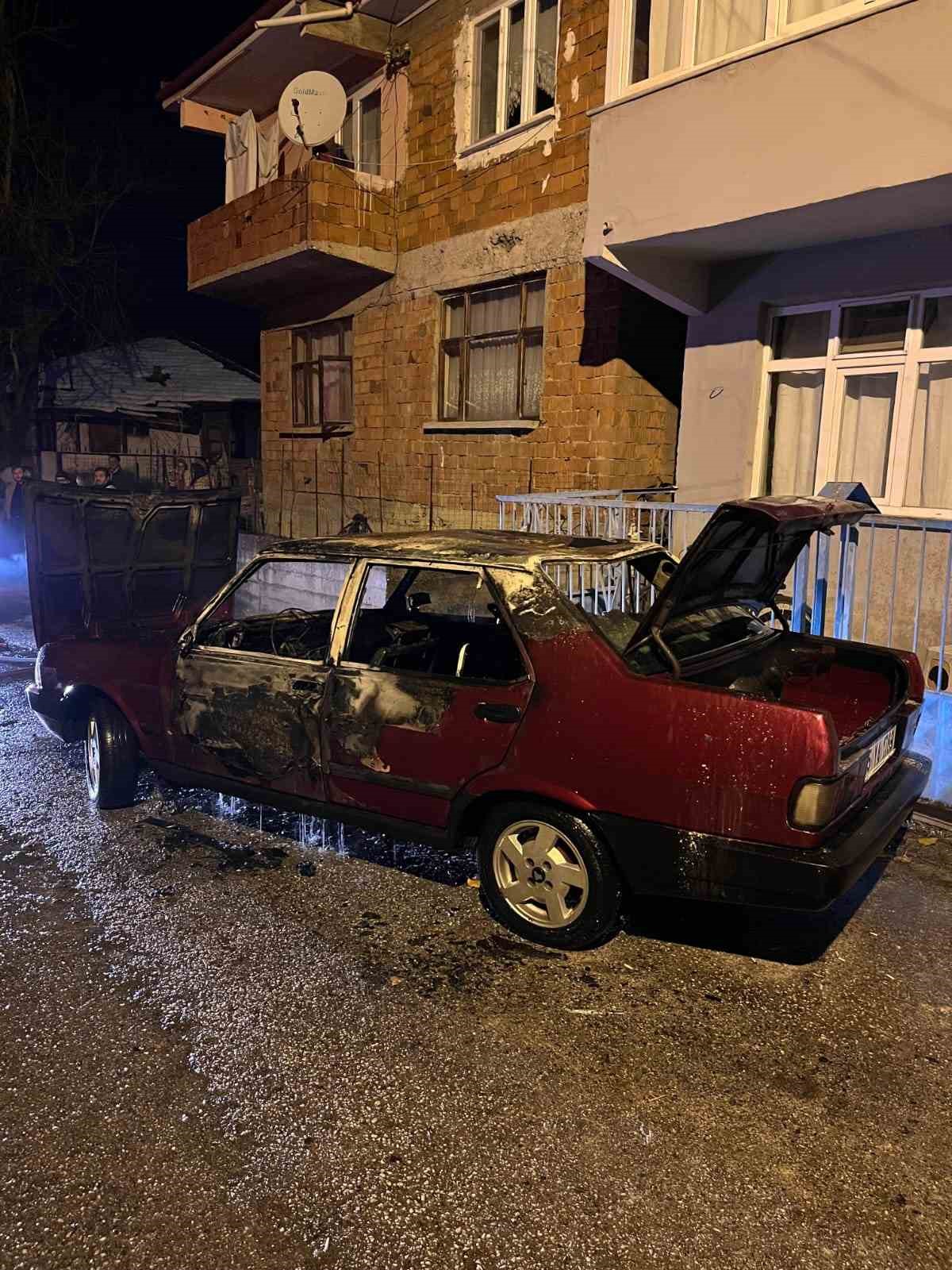 park-halindeki-otomobil-alevlere-teslim-oldu