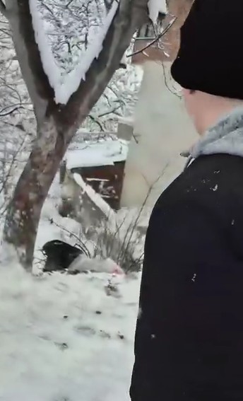 posetle-kayan-gencler-hizini-alamayarak-bahceye-uctu