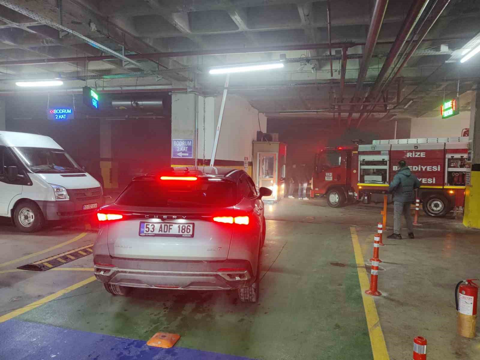 rize-kent-meydanindaki-otoparkta-yangin-panigi