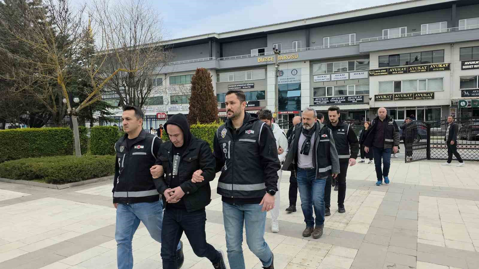 sahte-kimlikle-arazi-satip-milyonluk-vurgun-yapmaya-calisan-4-kisi-tutuklandi