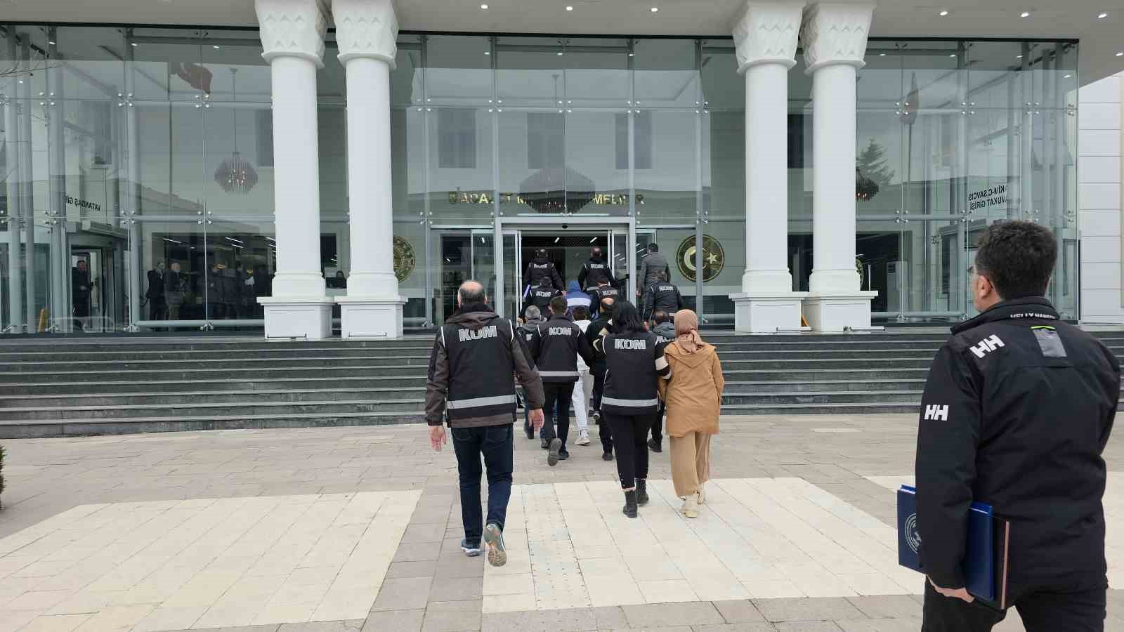 sahte-kimlikle-arazi-satip-milyonluk-vurgun-yapmaya-calisan-4-kisi-tutuklandi