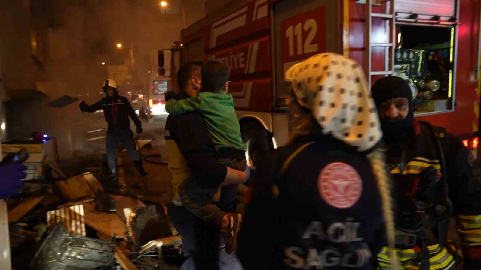 samsunda-bina-yangininda-can-pazari-8-kisi-dumandan-etkilendi