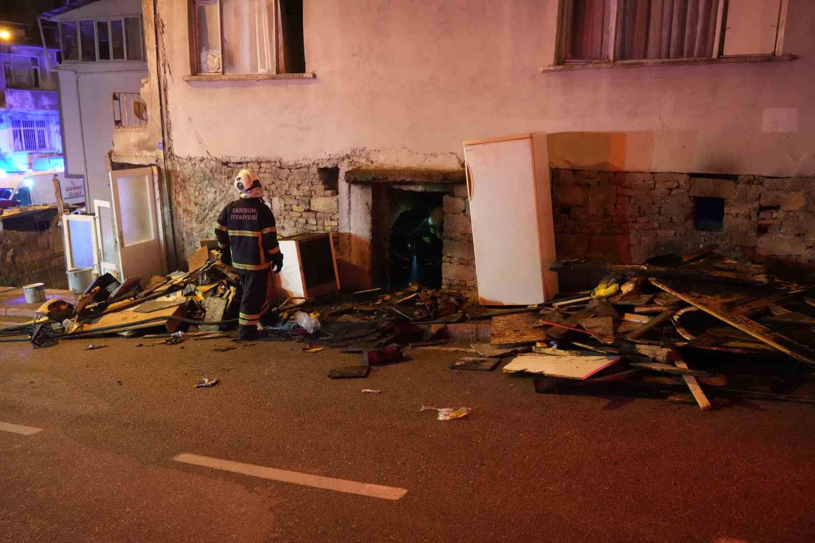 samsunda-bina-yangininda-can-pazari-8-kisi-dumandan-etkilendi