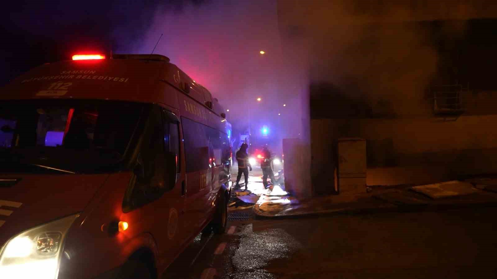 samsunda-bina-yangininda-can-pazari-8-kisi-dumandan-etkilendi