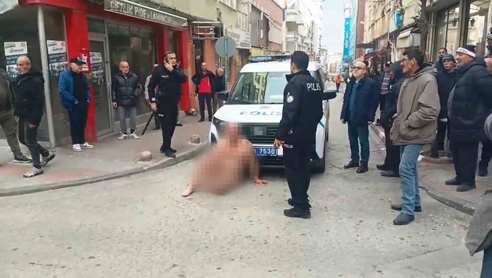 samsunda-ciplak-halde-caddede-dolasan-sahis-gozaltina-alindi