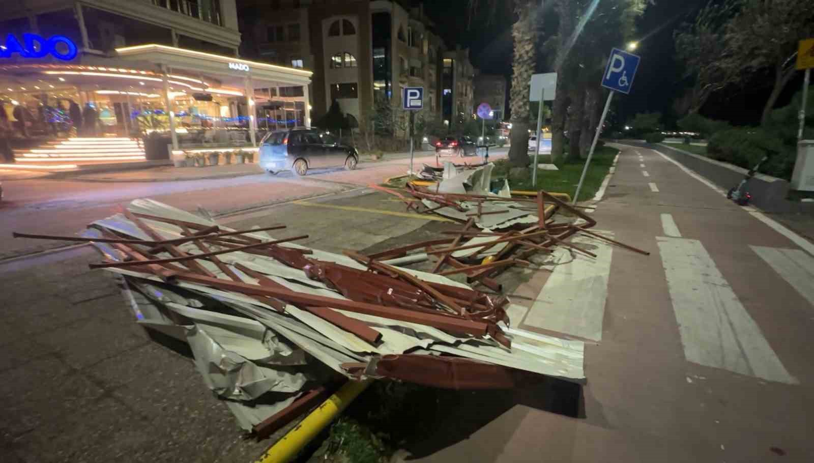 samsunda-firtina-catilari-ucurdu-agaclari-devirdi