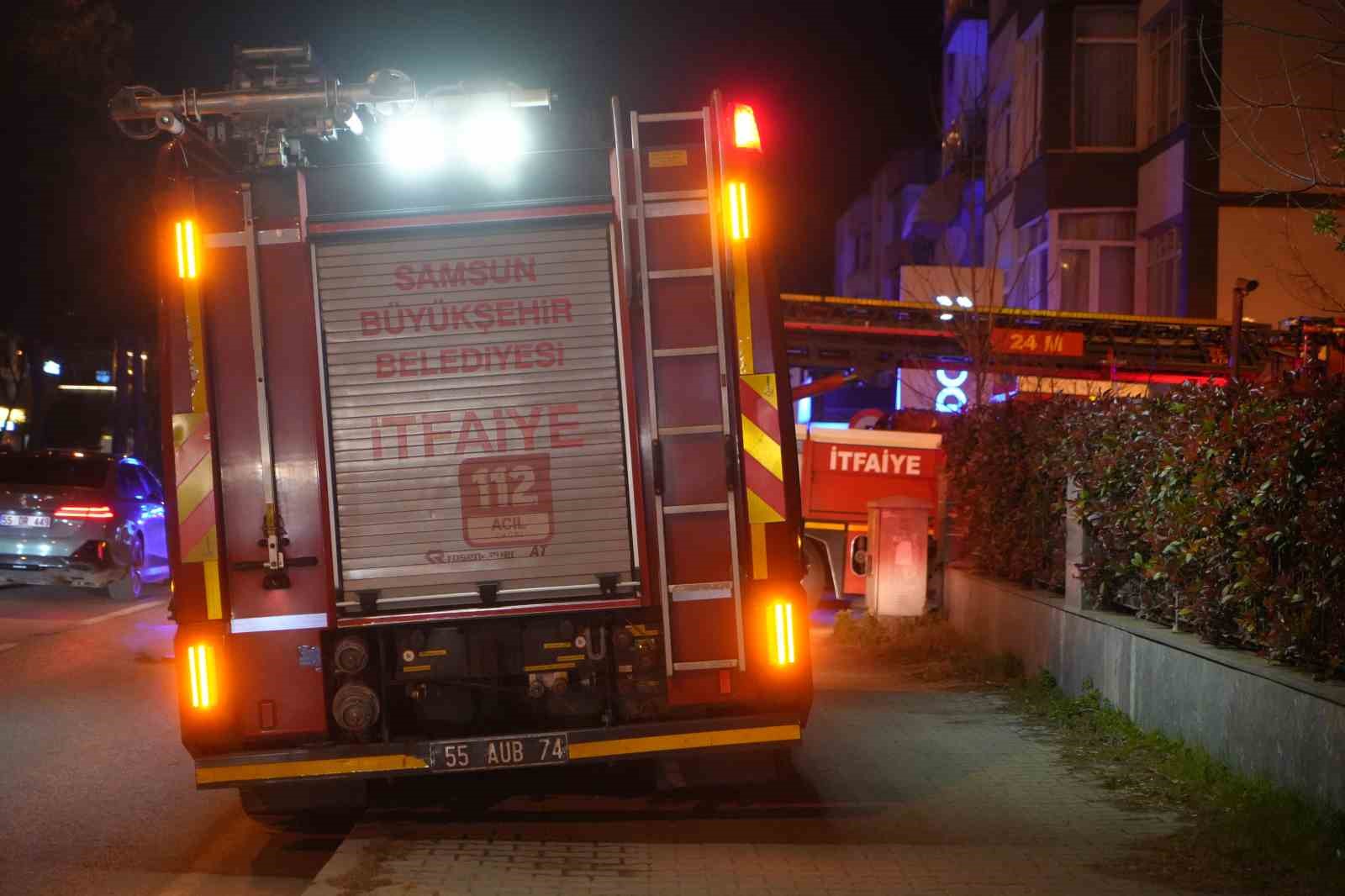 samsunda-firtina-catilari-ucurdu-agaclari-devirdi