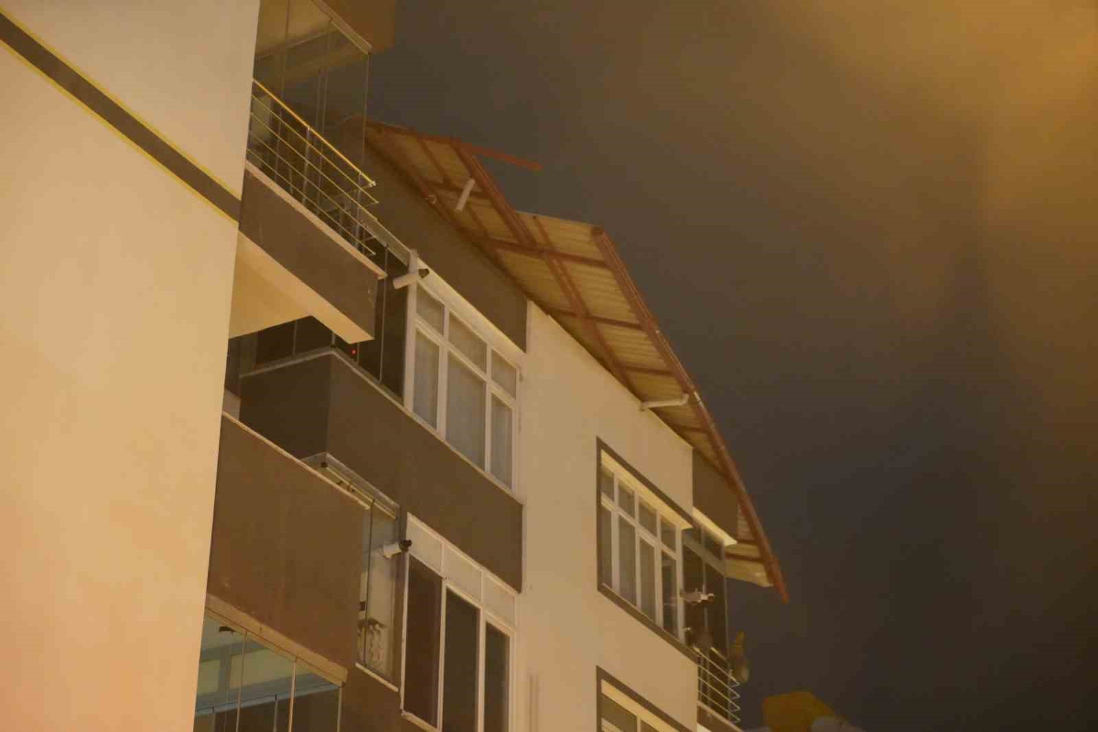 samsunda-firtina-catilari-ucurdu-agaclari-devirdi