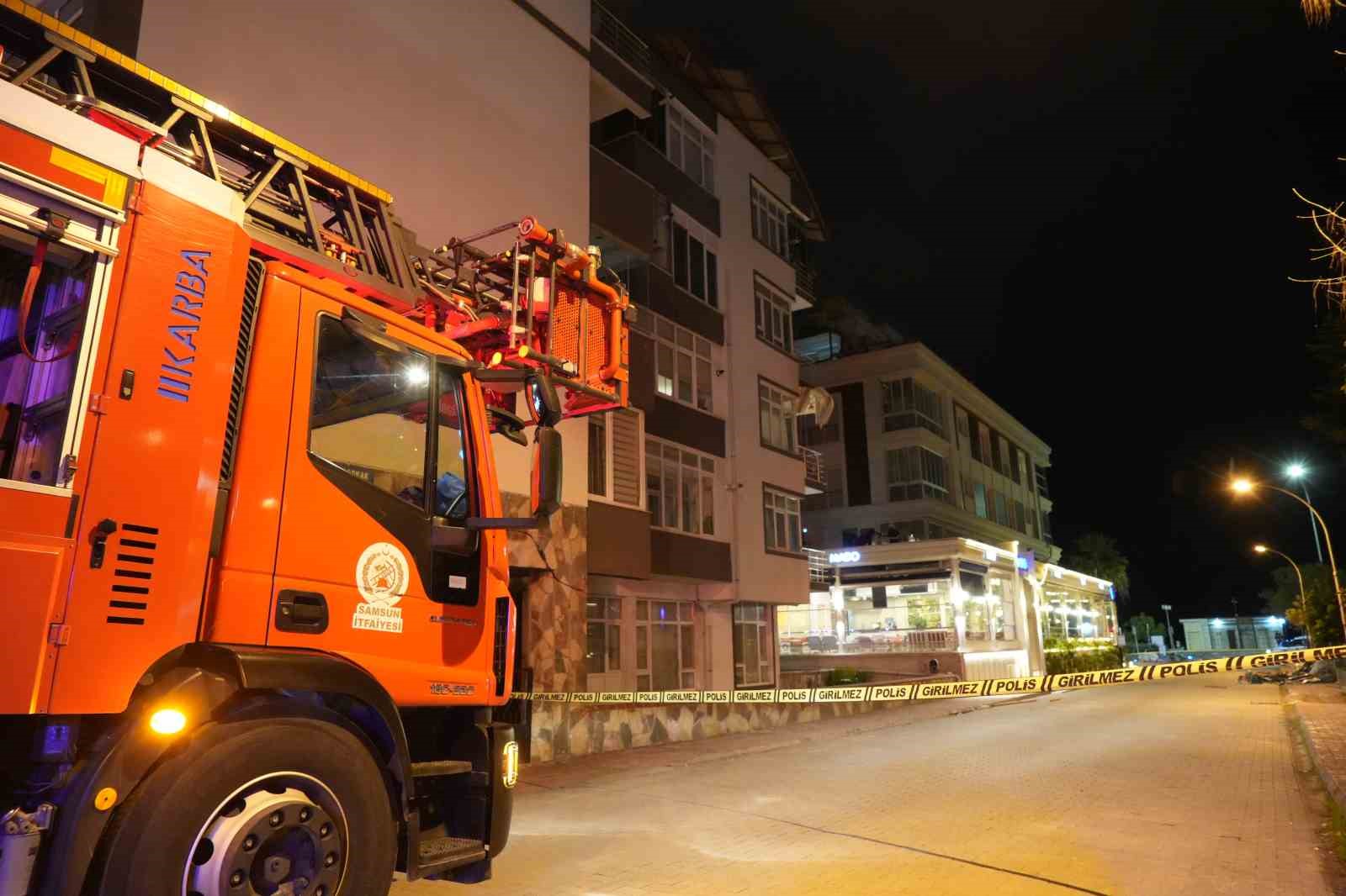 samsunda-firtina-catilari-ucurdu-agaclari-devirdi