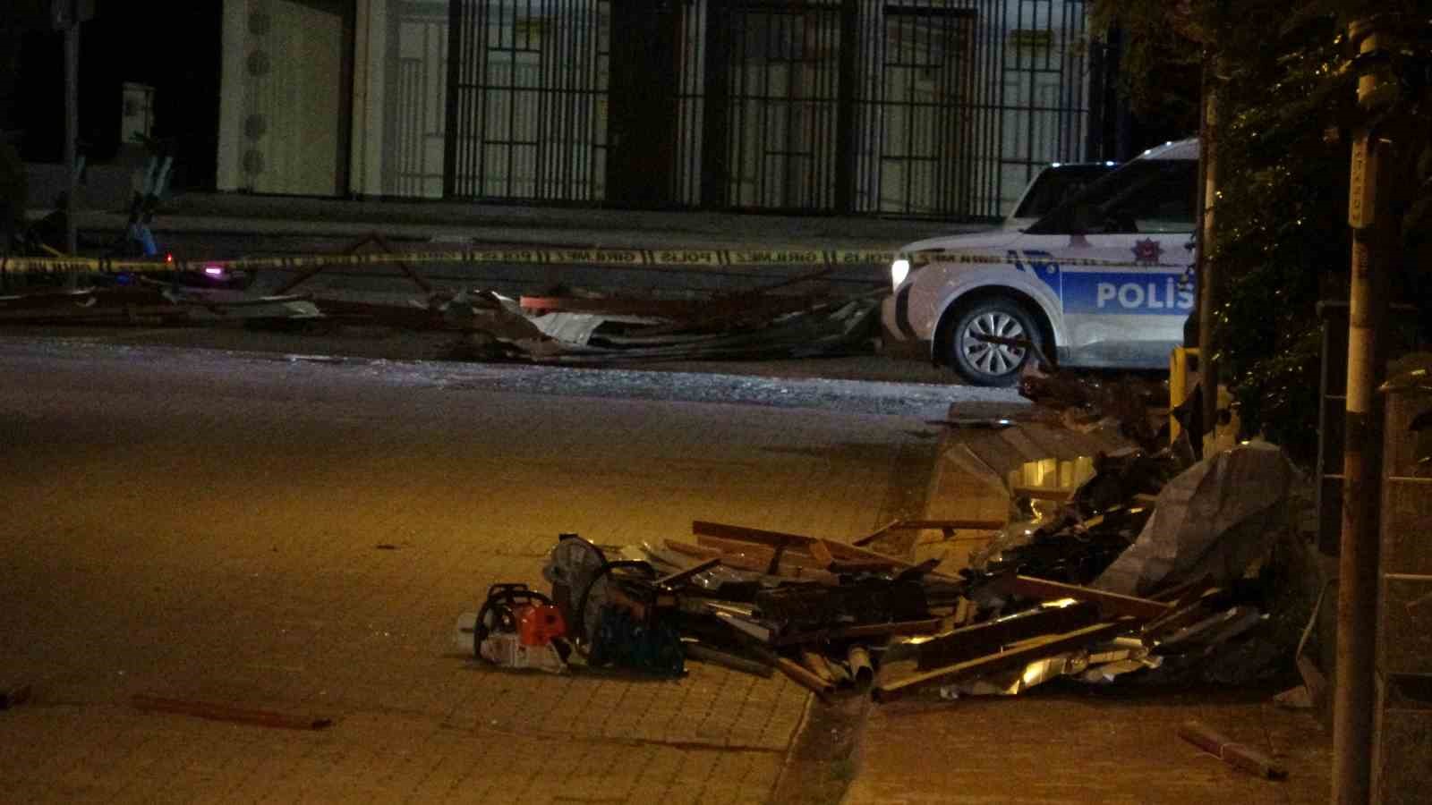 samsunda-firtina-catilari-ucurdu-agaclari-devirdi