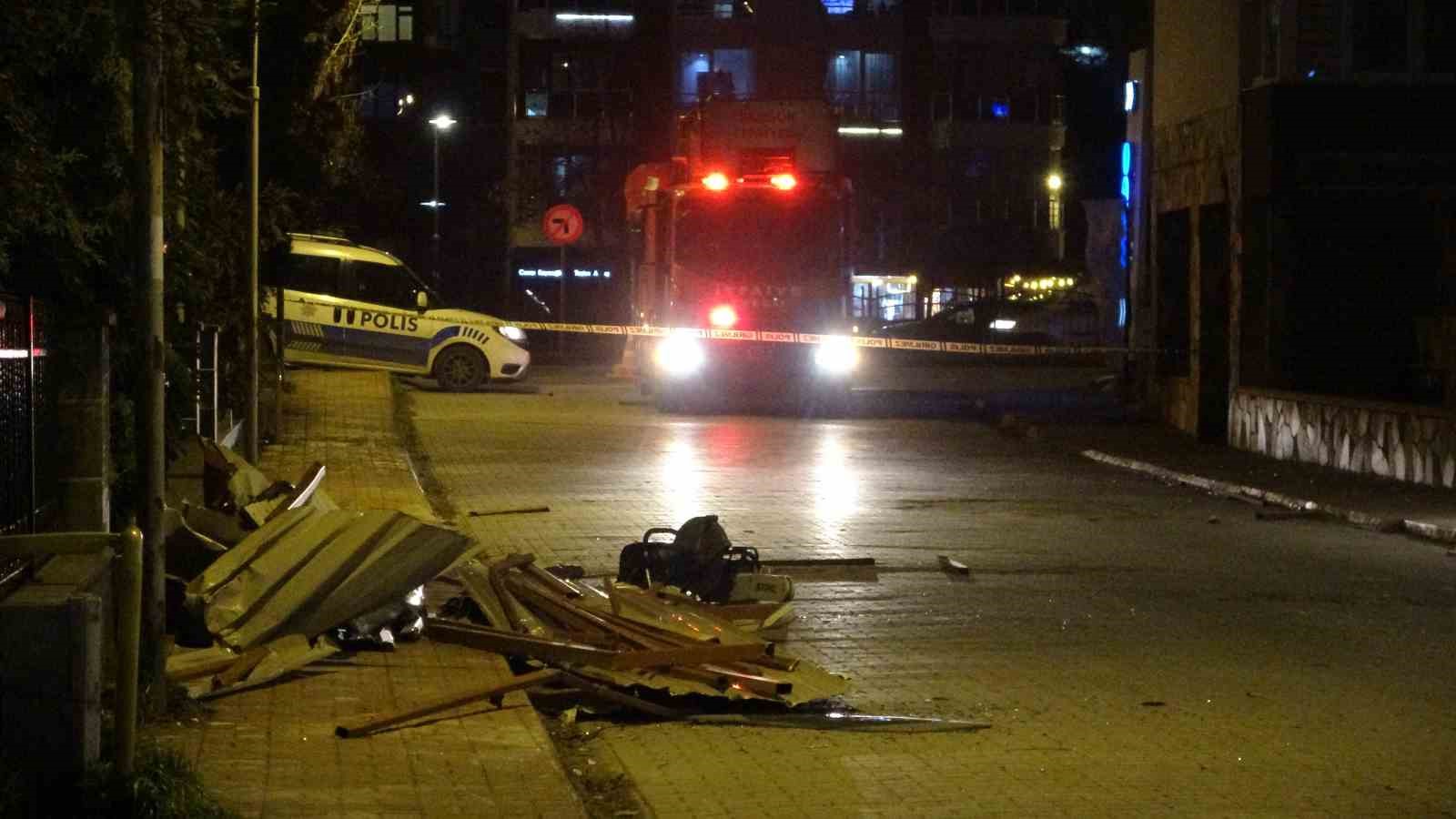 samsunda-firtina-catilari-ucurdu-agaclari-devirdi