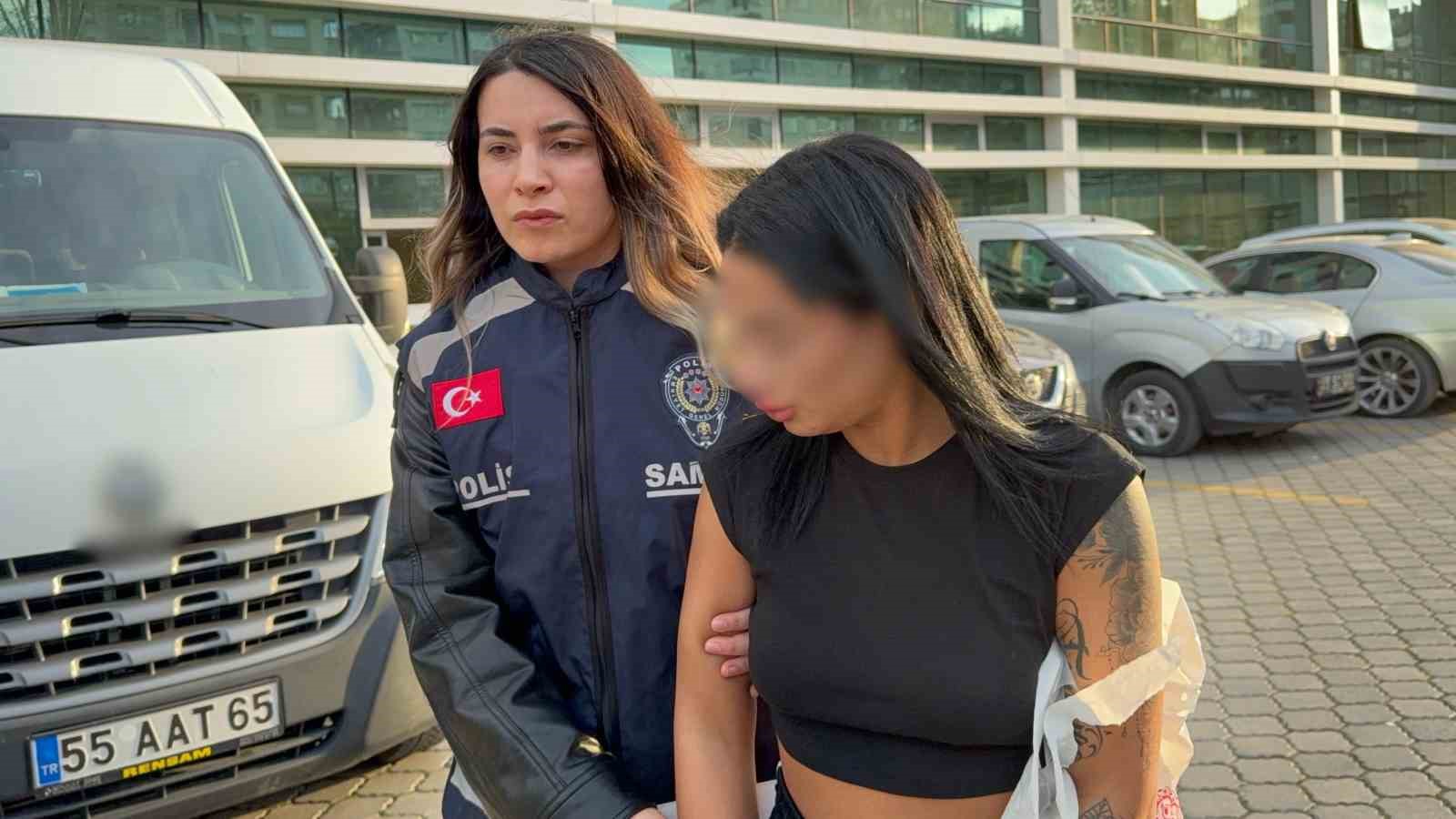 samsunda-gasp-ettikleri-telefonla-dudak-dolgusu-yaptiran-2-kadin-yakalandi