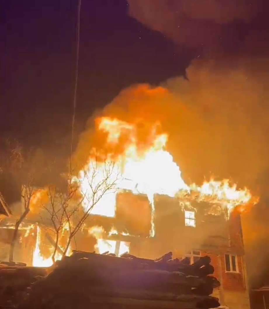 samsunda-gece-yarisi-korku-dolu-anlar-kirsal-mahallede-iki-ev-alevlere-teslim-oldu