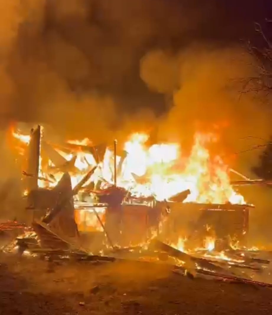 samsunda-gece-yarisi-korku-dolu-anlar-kirsal-mahallede-iki-ev-alevlere-teslim-oldu