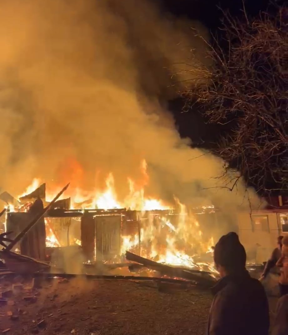 samsunda-gece-yarisi-korku-dolu-anlar-kirsal-mahallede-iki-ev-alevlere-teslim-oldu