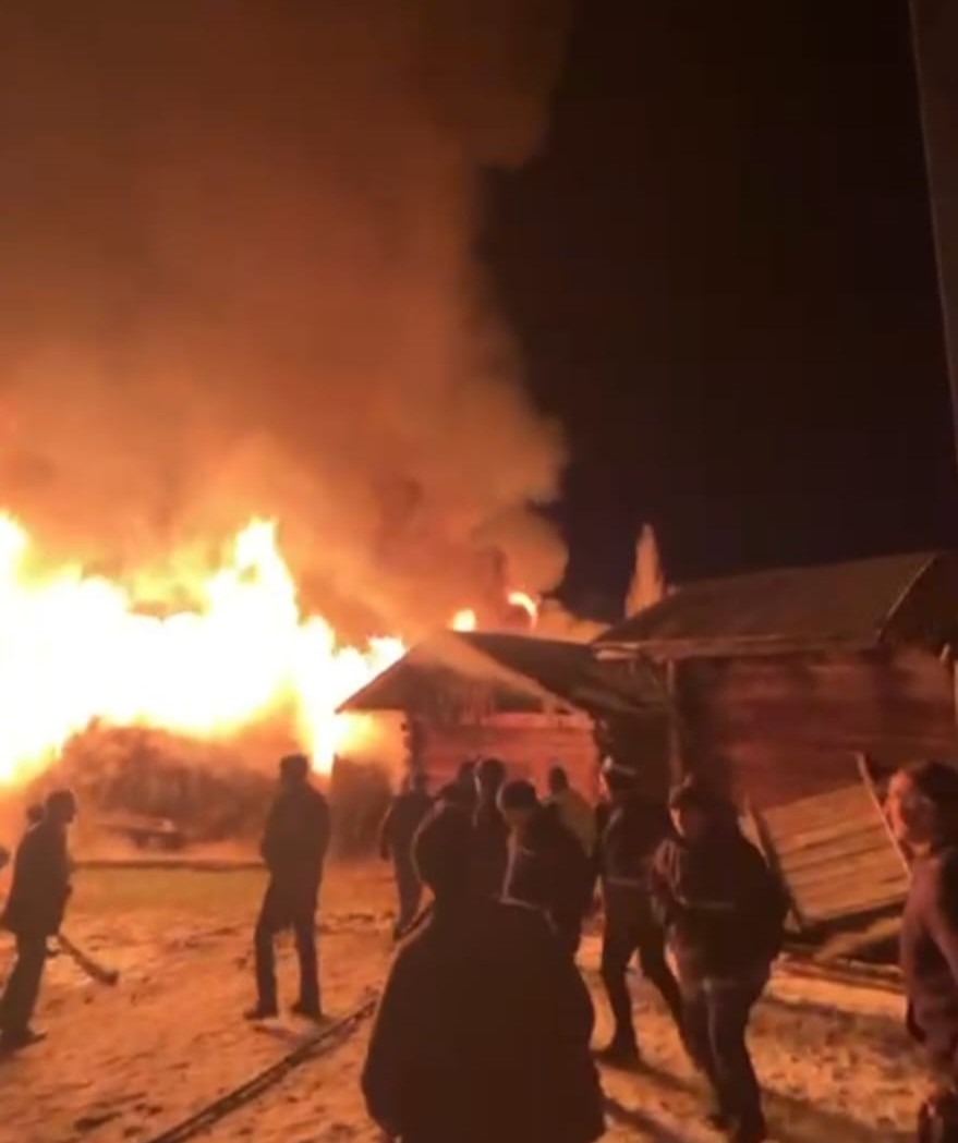 samsunda-gece-yarisi-korku-dolu-anlar-kirsal-mahallede-iki-ev-alevlere-teslim-oldu