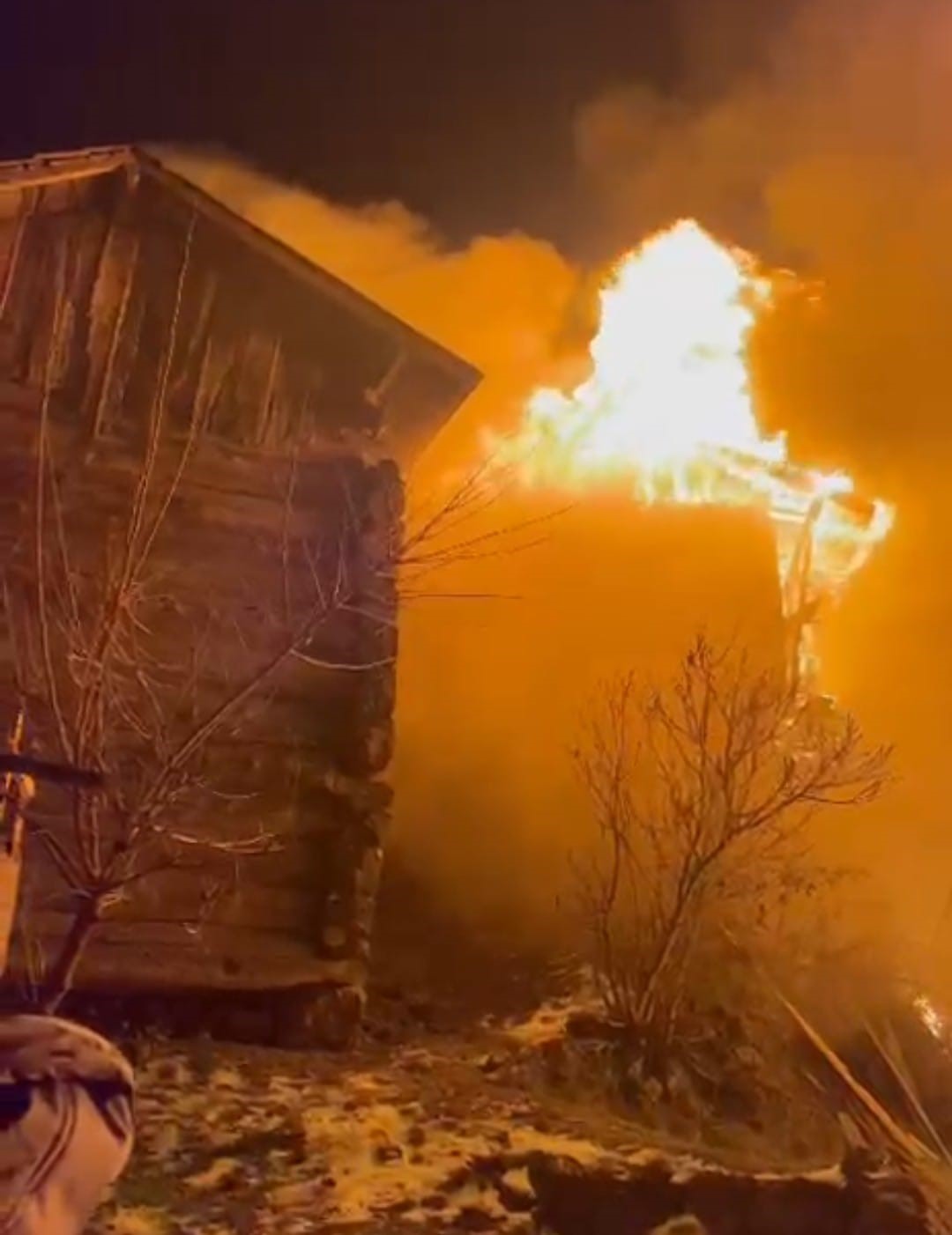 samsunda-gece-yarisi-korku-dolu-anlar-kirsal-mahallede-iki-ev-alevlere-teslim-oldu