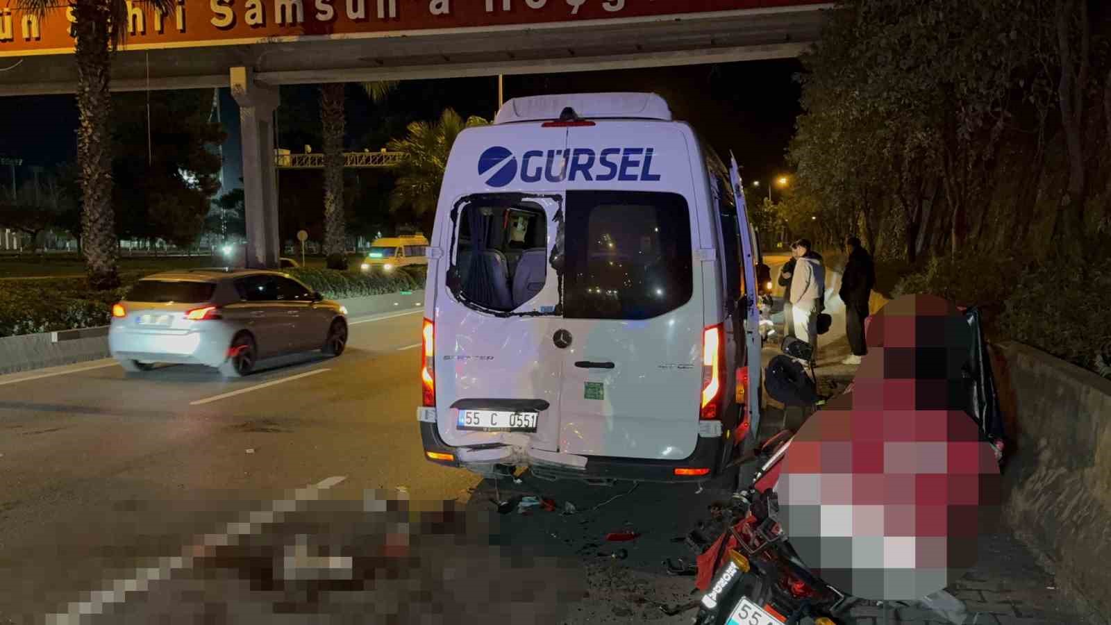 samsunda-motosiklet-servis-minibusune-carpti-1-yarali