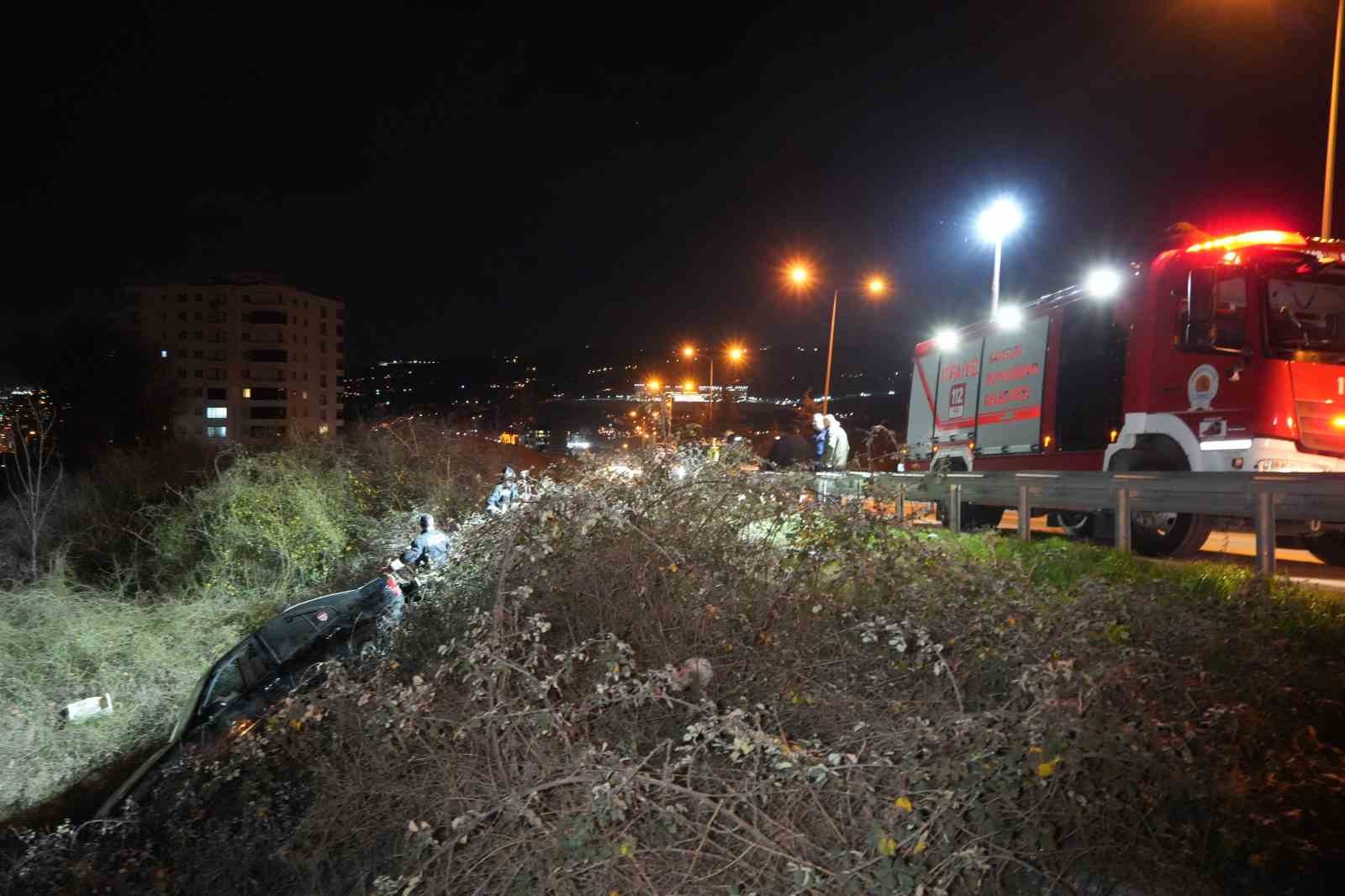 samsunda-otomobil-3-metre-yukseklikten-dustu-surucu-yara-almadan-kurtuldu