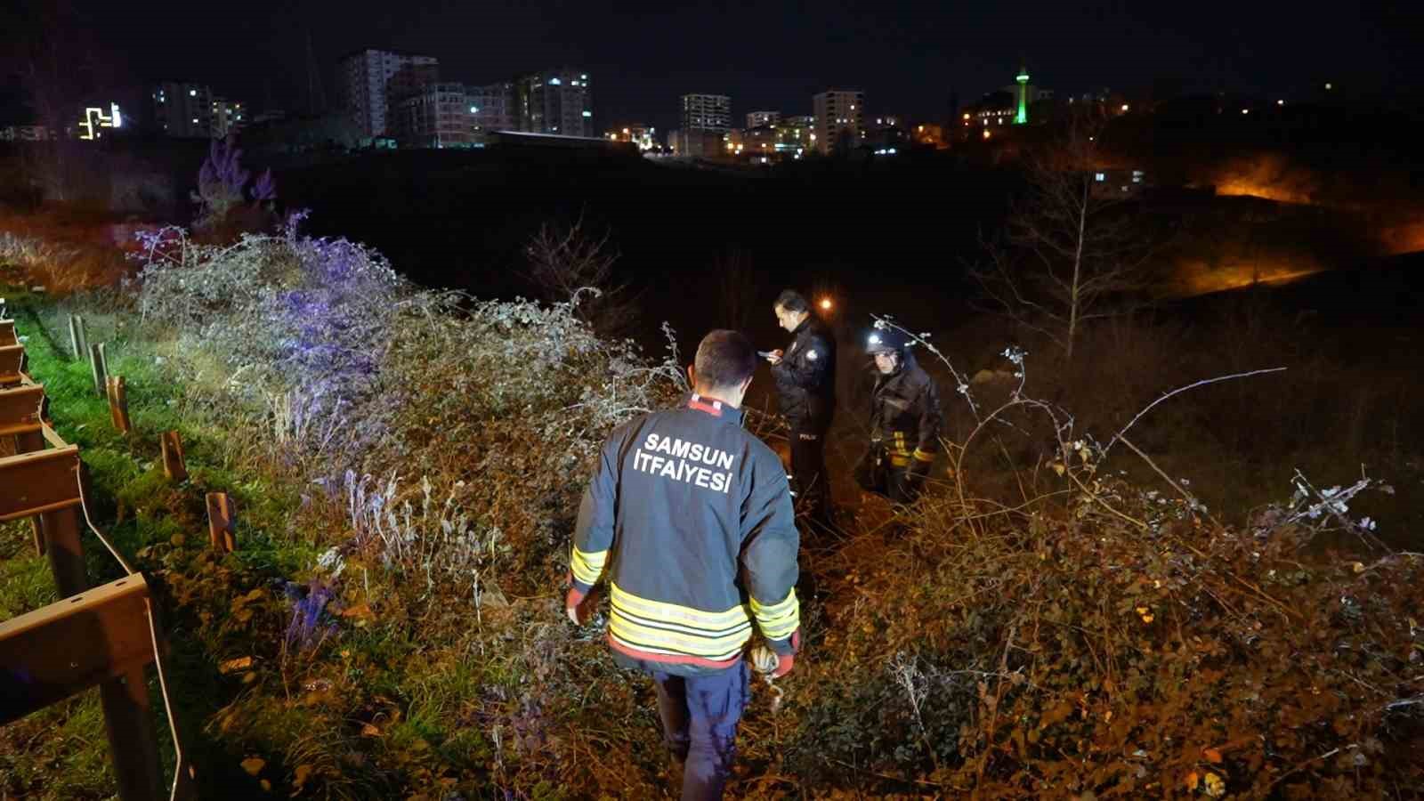 samsunda-otomobil-3-metre-yukseklikten-dustu-surucu-yara-almadan-kurtuldu