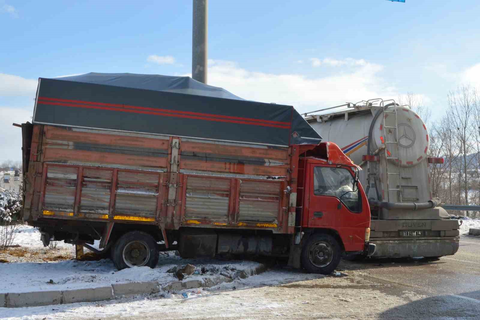 samsunda-tir-ile-kamyonet-carpisti-2-yarali