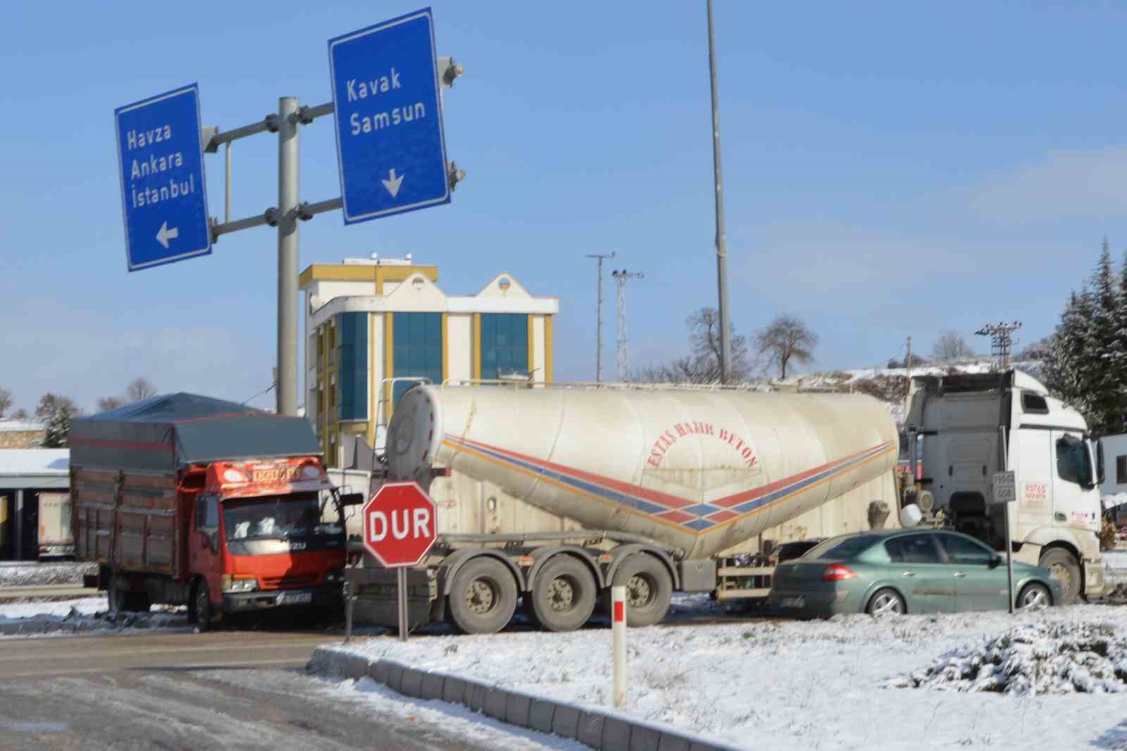 samsunda-tir-ile-kamyonet-carpisti-2-yarali