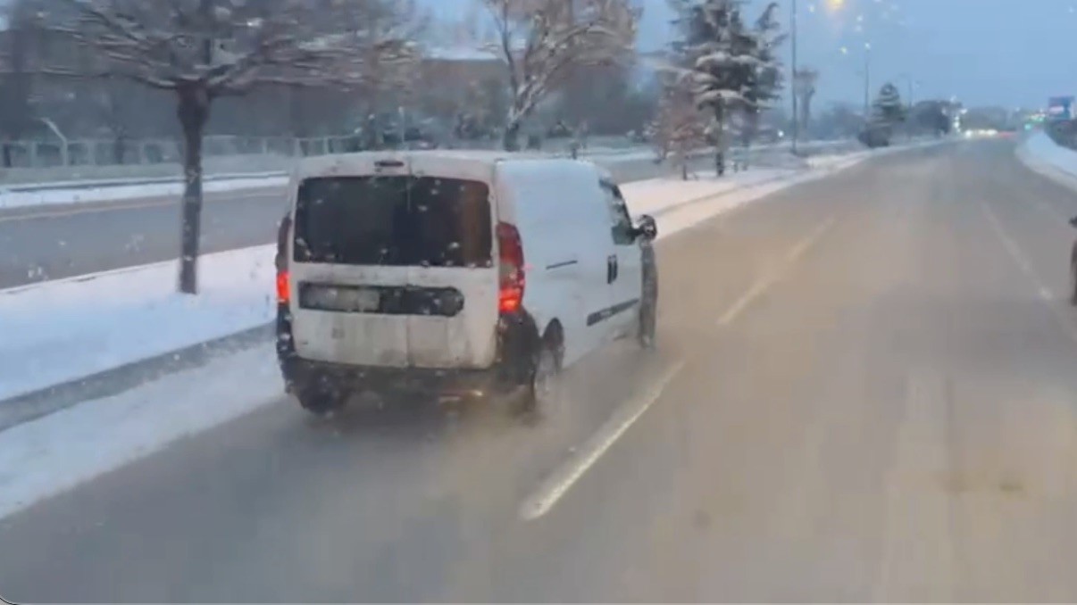 saniyelerle-yarisan-itfaiyeye-aracina-yol-vermedi