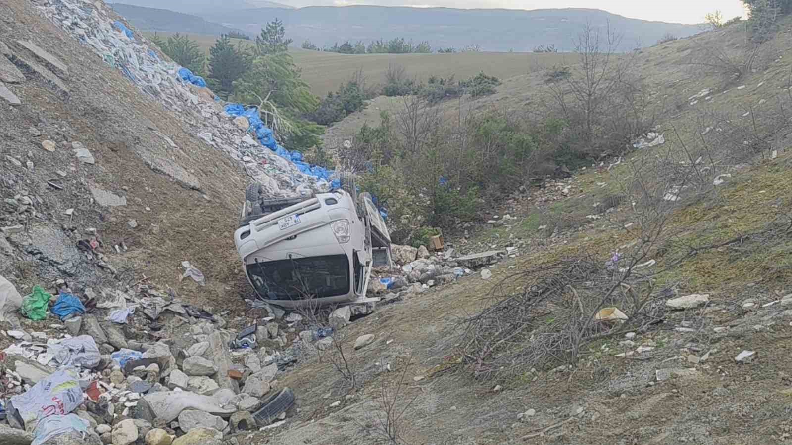 sarampole-yuvarlanan-kamyonetteki-2-kisi-yaralandi