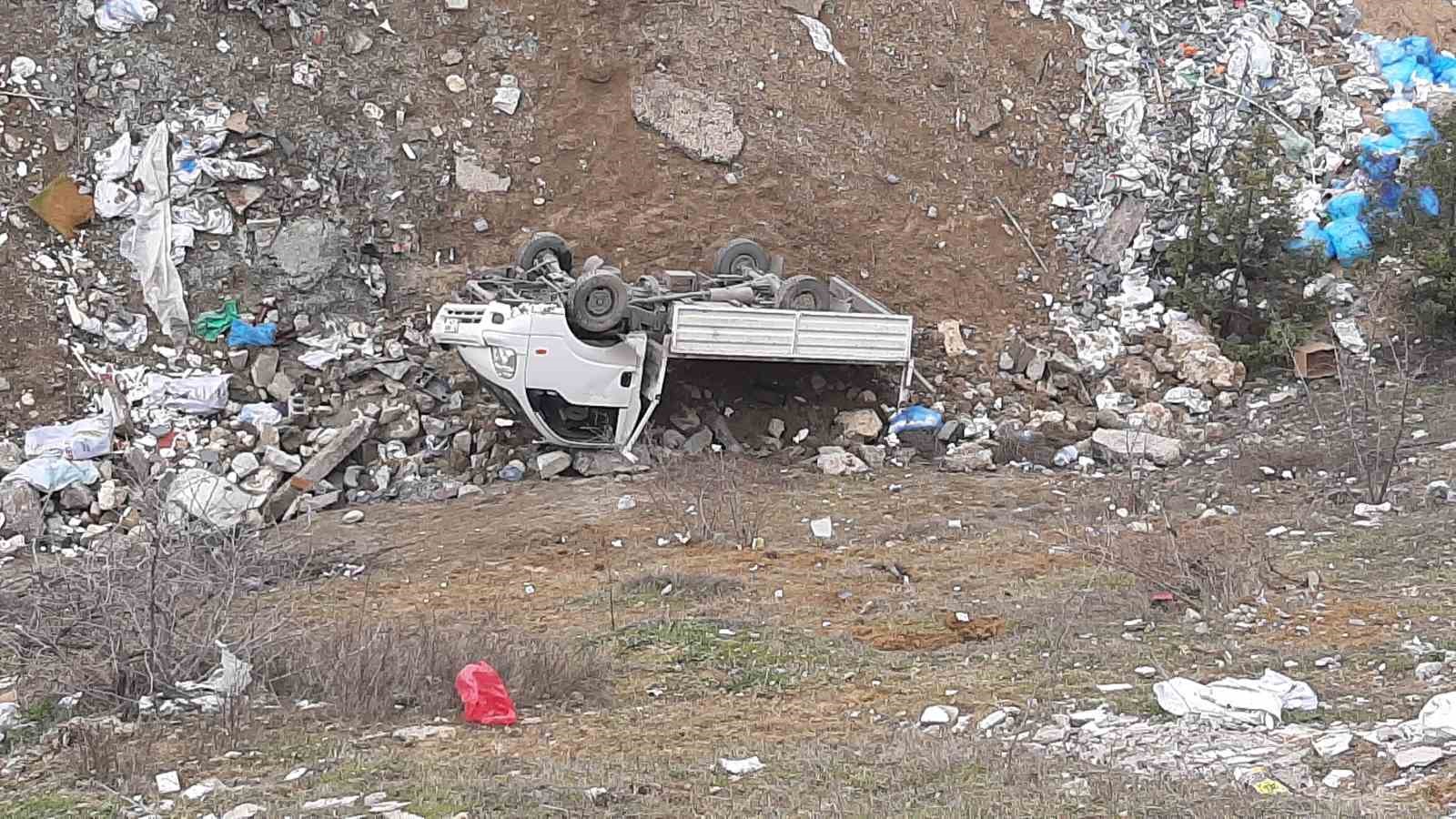 sarampole-yuvarlanan-kamyonetteki-2-kisi-yaralandi