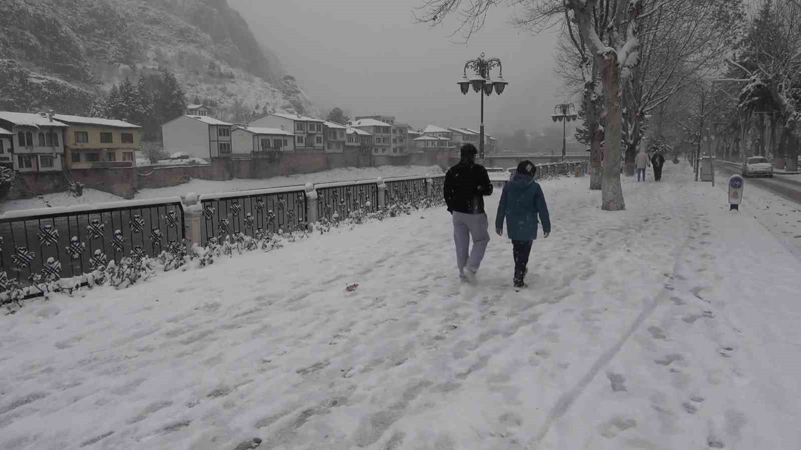 selfie-yapan-cifte-soguk-sok-tentedeki-karlar-ustlerine-dokuldu