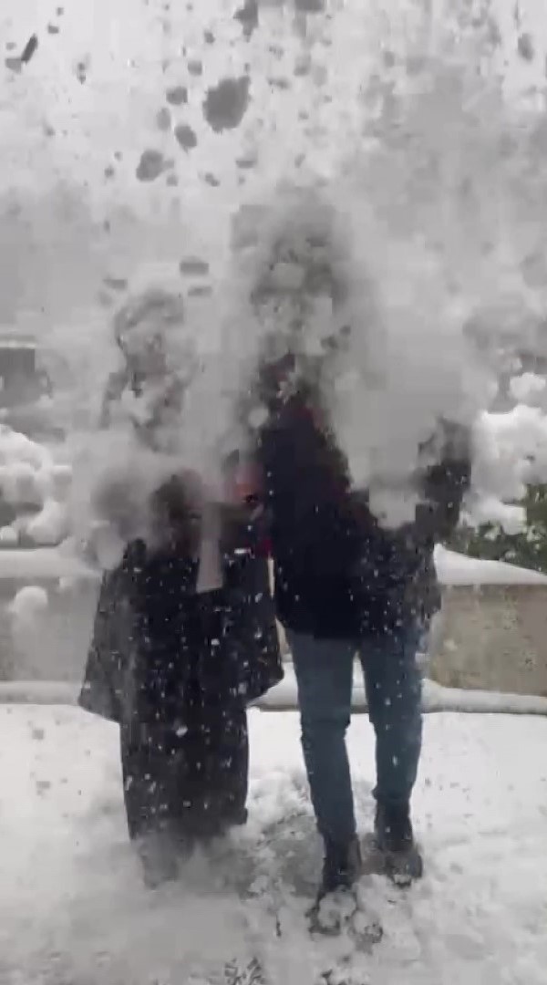 selfie-yapan-cifte-soguk-sok-tentedeki-karlar-ustlerine-dokuldu