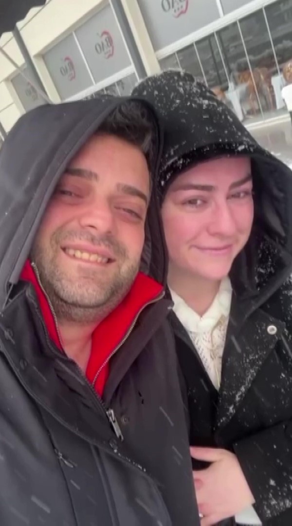 selfie-yapan-cifte-soguk-sok-tentedeki-karlar-ustlerine-dokuldu
