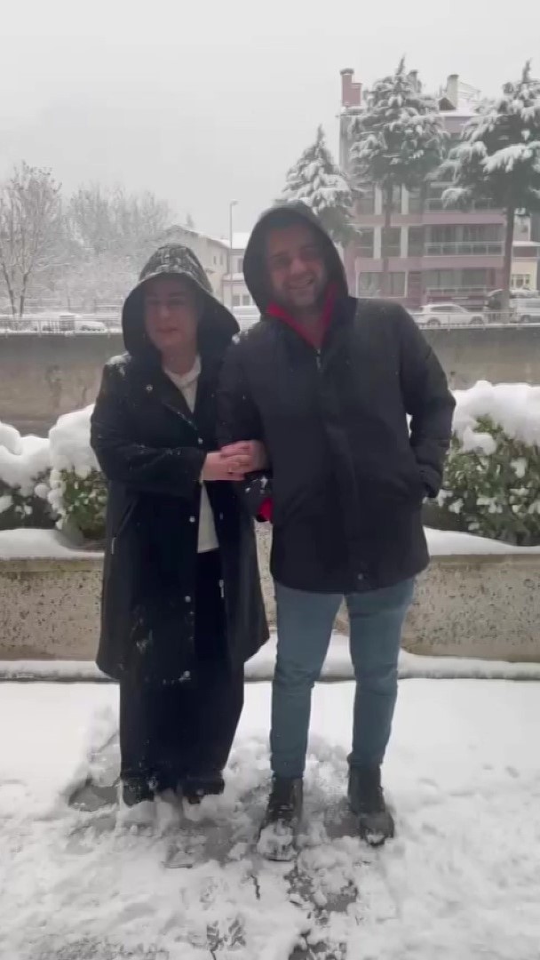 selfie-yapan-cifte-soguk-sok-tentedeki-karlar-ustlerine-dokuldu