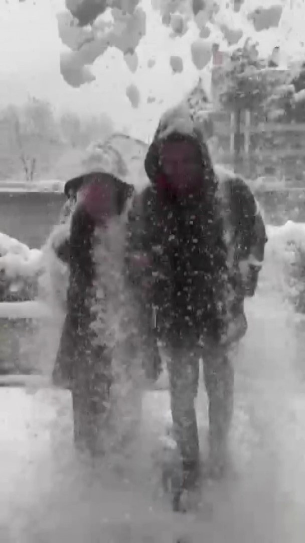 selfie-yapan-cifte-soguk-sok-tentedeki-karlar-ustlerine-dokuldu