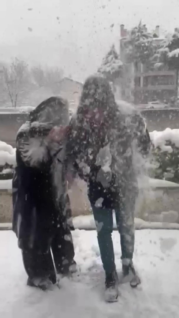 selfie-yapan-cifte-soguk-sok-tentedeki-karlar-ustlerine-dokuldu