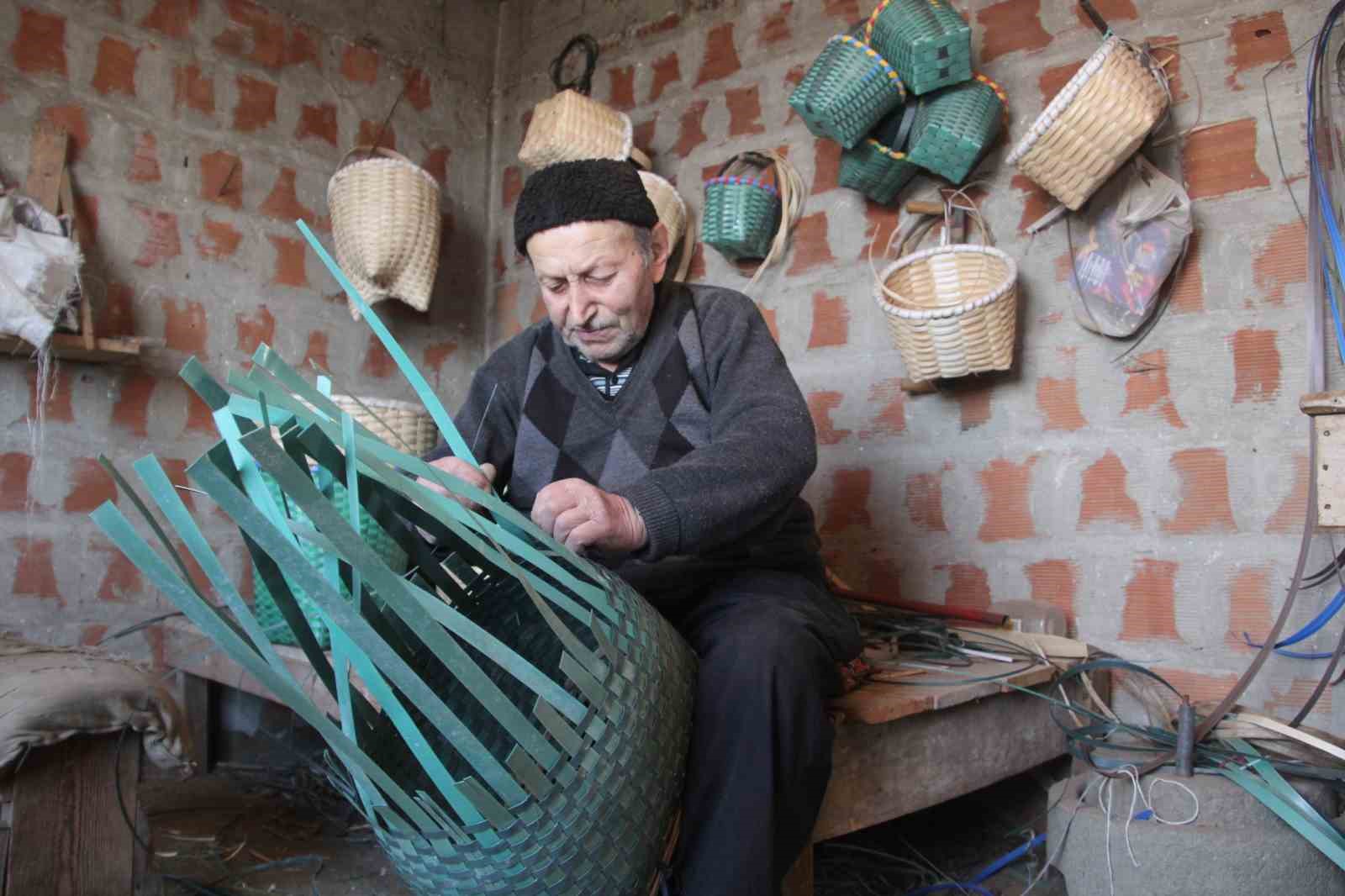 sepet-orerek-gecen-bir-omur-88-yasindaki-haki-dede-10-yasindan-bu-yana-sepet-oruyor