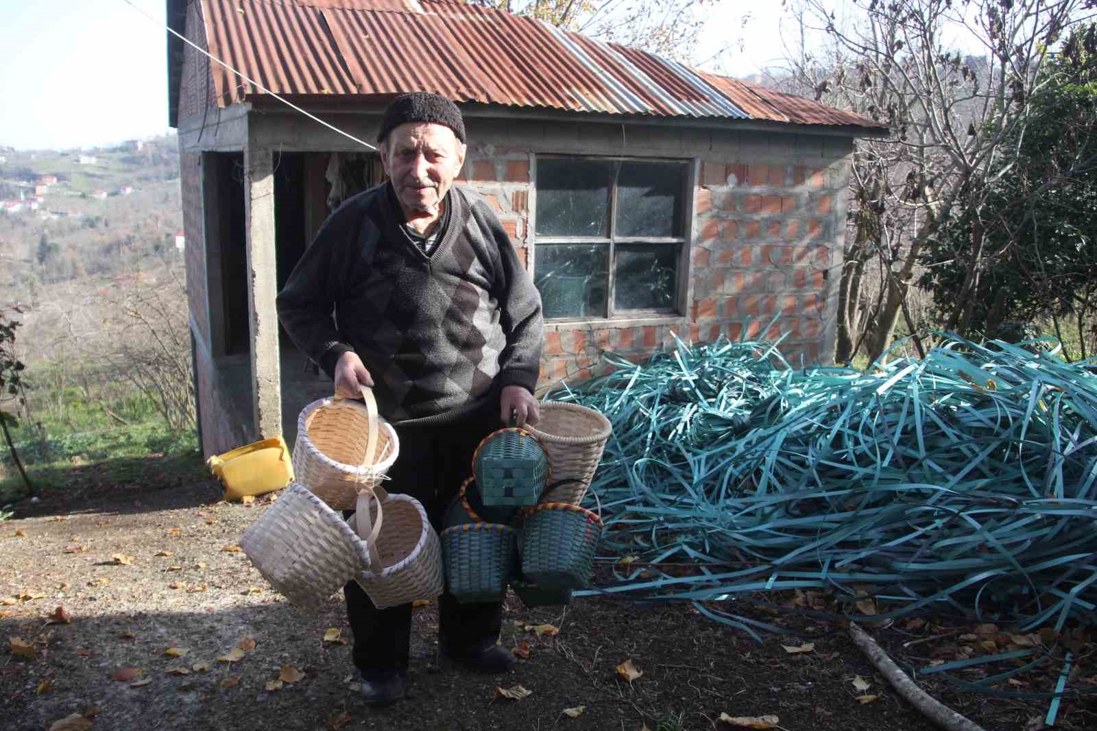 sepet-orerek-gecen-bir-omur-88-yasindaki-haki-dede-10-yasindan-bu-yana-sepet-oruyor