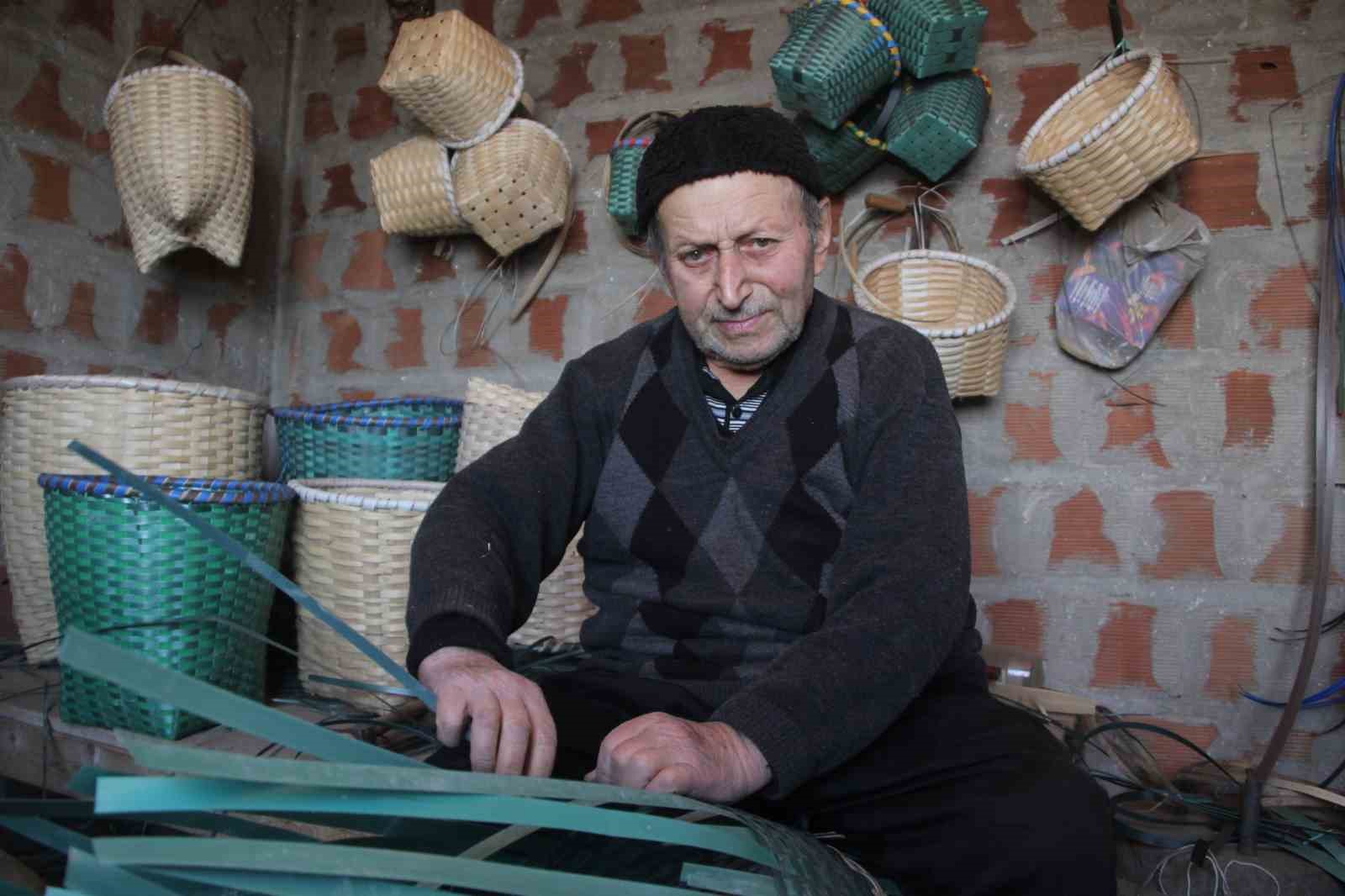 sepet-orerek-gecen-bir-omur-88-yasindaki-haki-dede-10-yasindan-bu-yana-sepet-oruyor