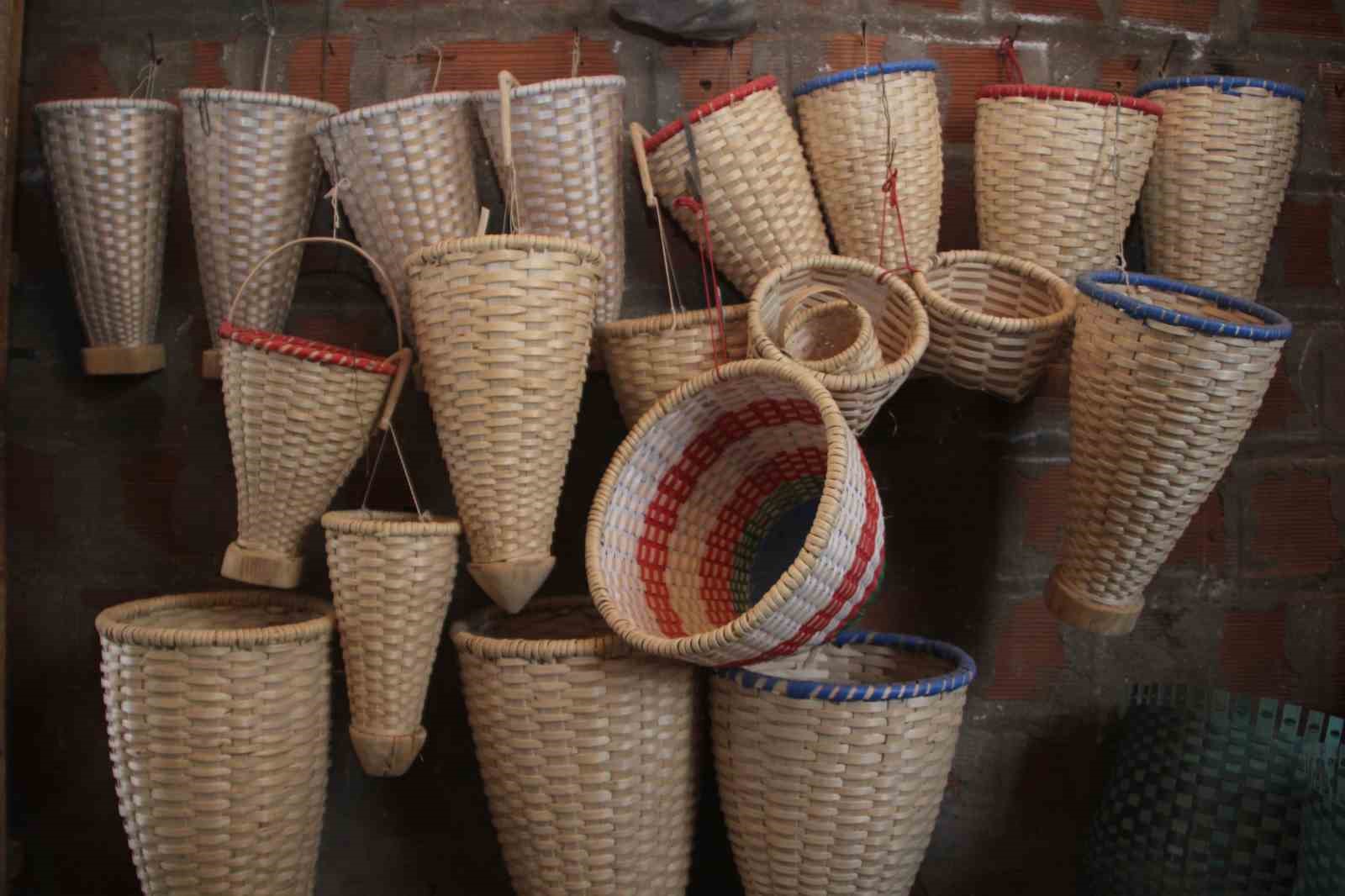 sepet-orerek-gecen-bir-omur-88-yasindaki-haki-dede-10-yasindan-bu-yana-sepet-oruyor