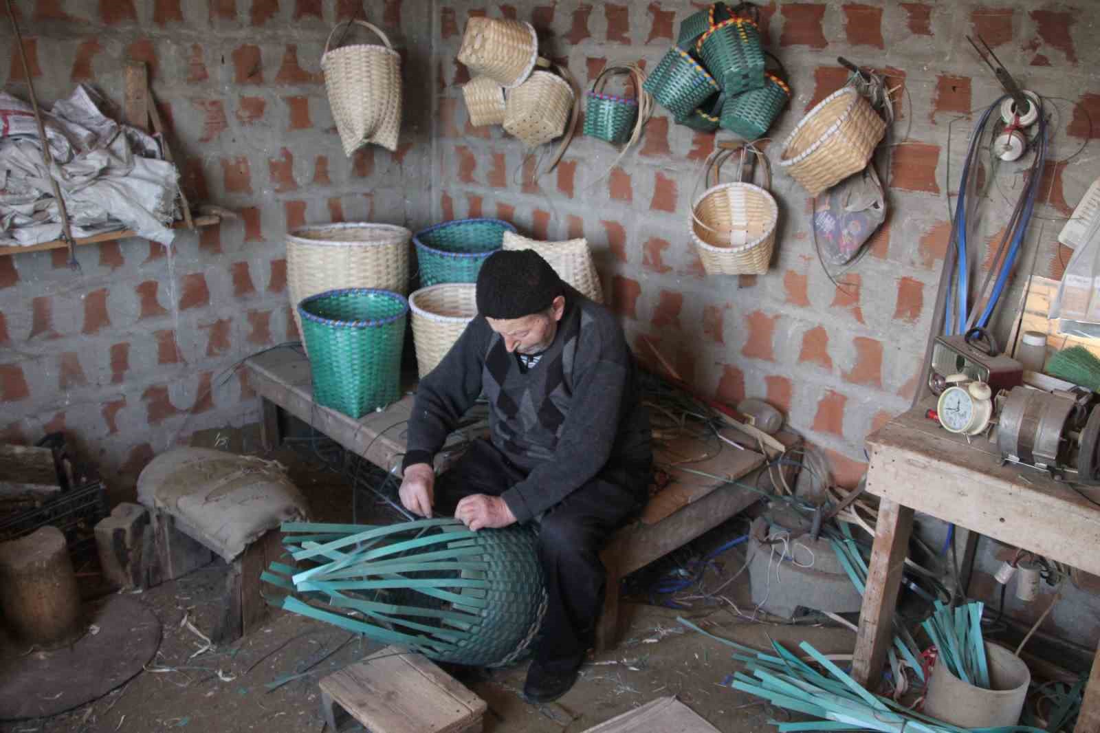 sepet-orerek-gecen-bir-omur-88-yasindaki-haki-dede-10-yasindan-bu-yana-sepet-oruyor