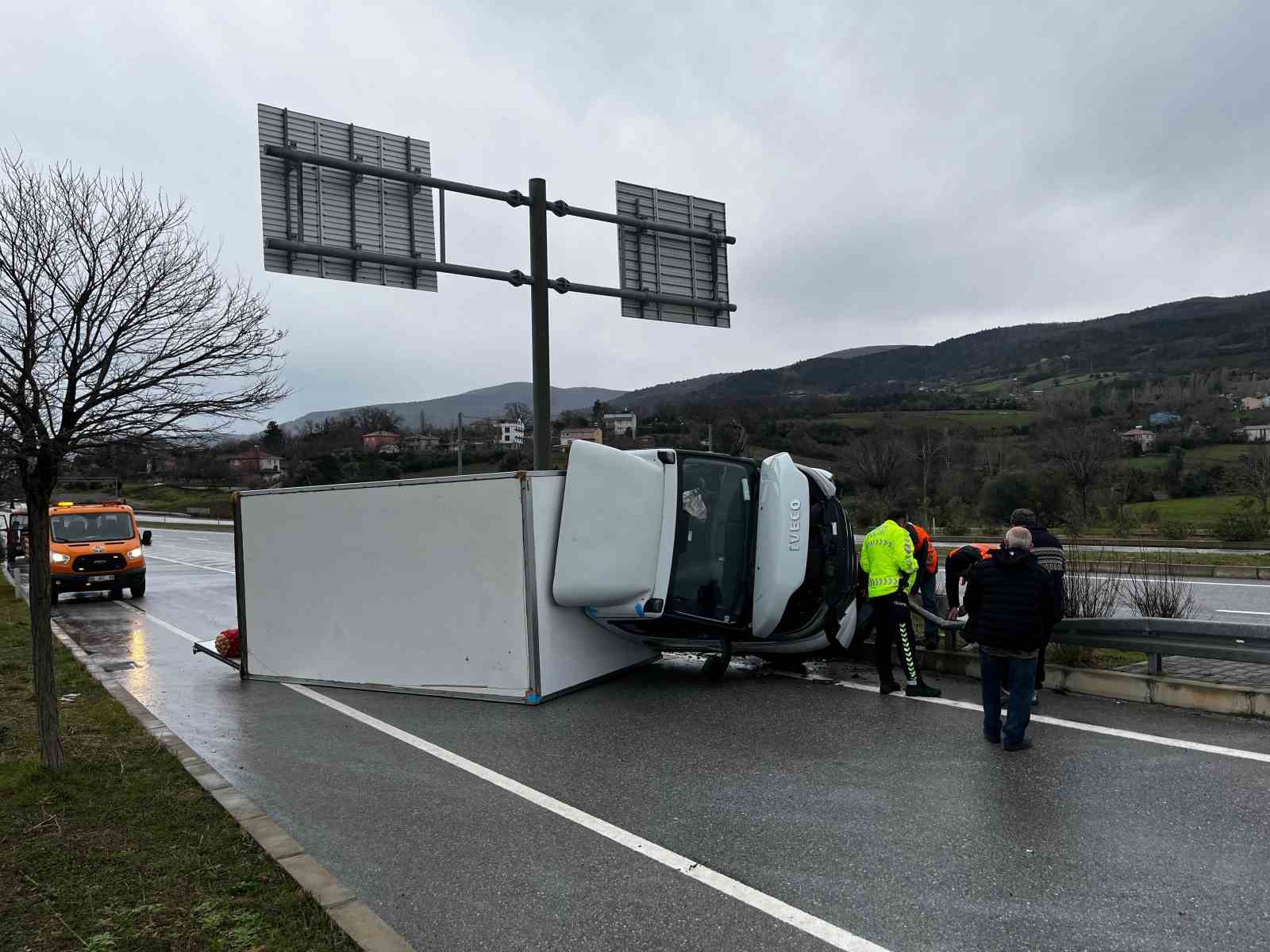 sinopta-kamyonet-devrildi