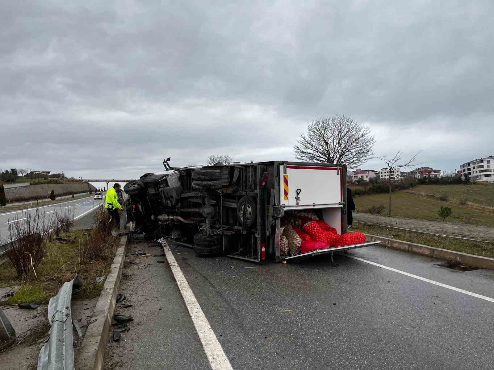 sinopta-kamyonet-devrildi