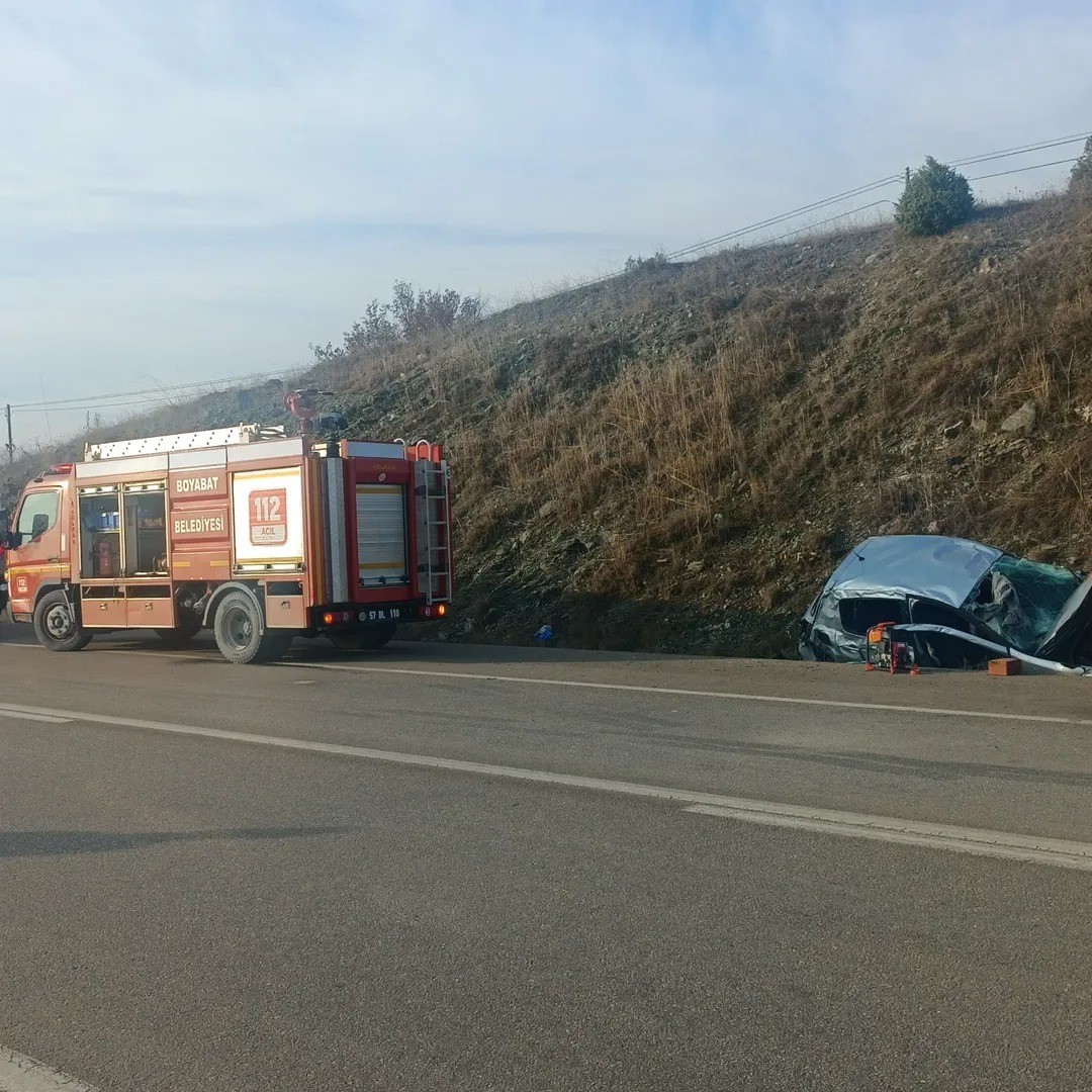 sinopta-kontrolden-cikan-otomobil-sarampole-devrildi-5-yarali