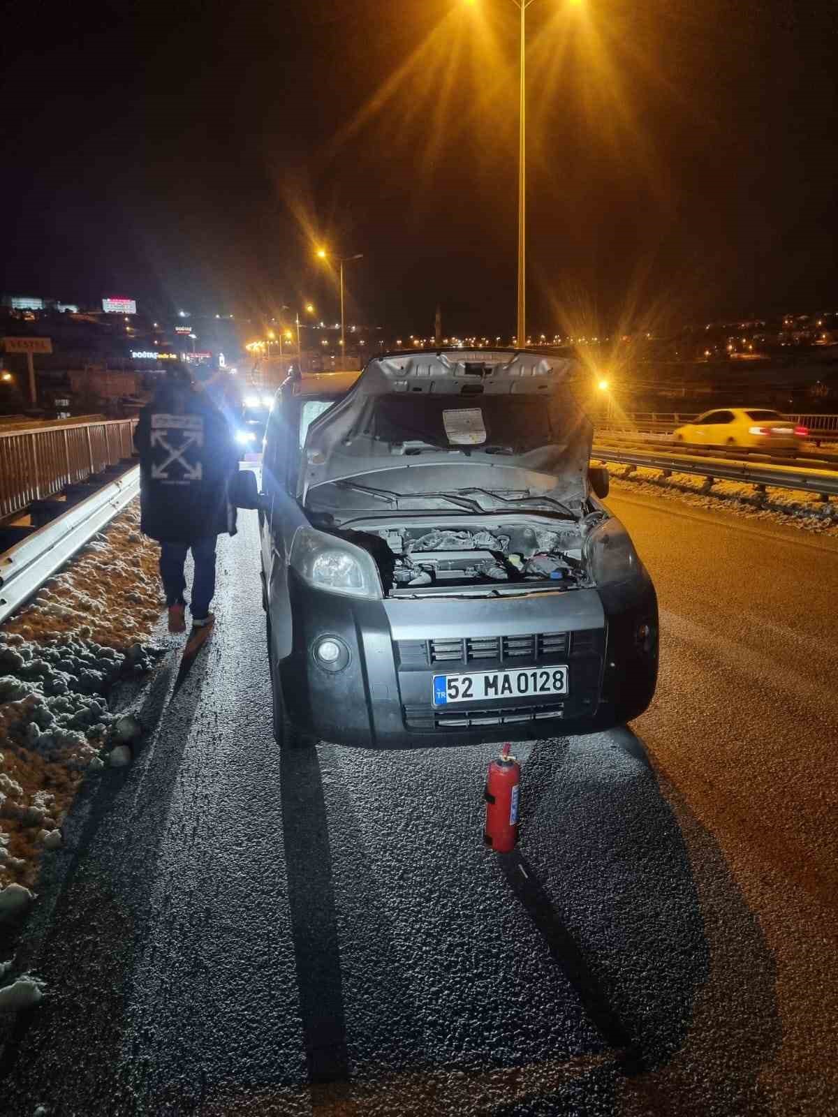 sinopta-seyir-halindeki-hafif-ticari-arac-alev-aldi