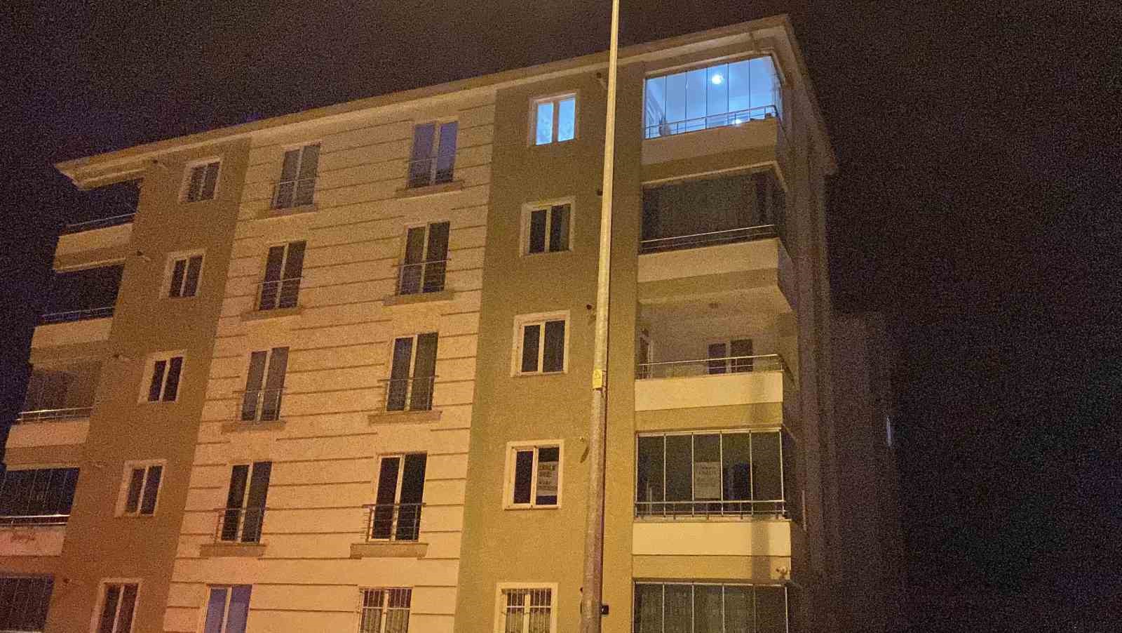 sokakta-rastgele-tabancayla-ates-eden-maganda-evin-camina-zarar-verdi