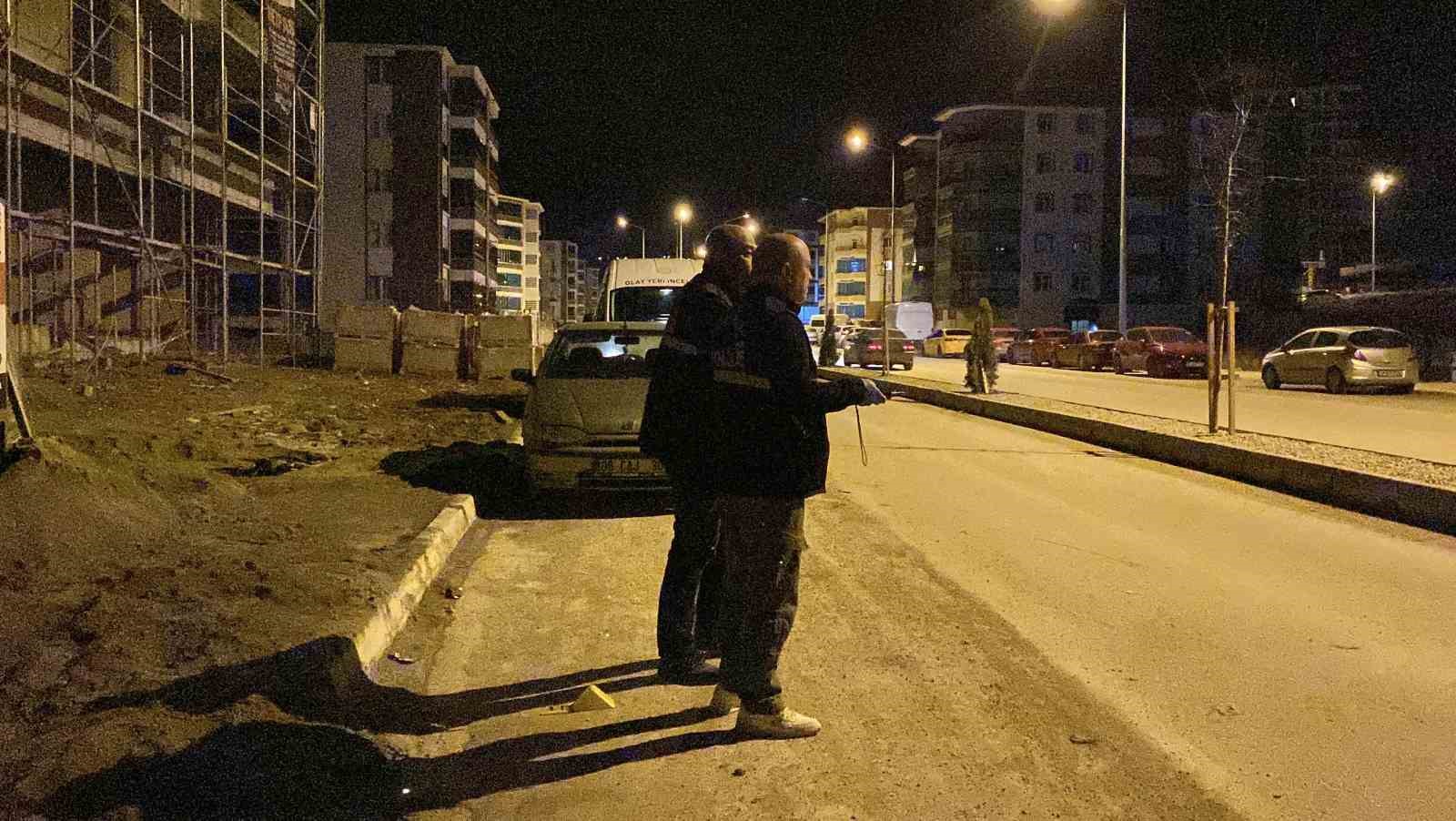 sokakta-rastgele-tabancayla-ates-eden-maganda-evin-camina-zarar-verdi