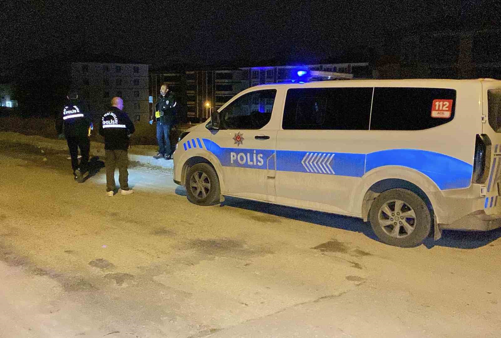 sokakta-rastgele-tabancayla-ates-eden-maganda-evin-camina-zarar-verdi