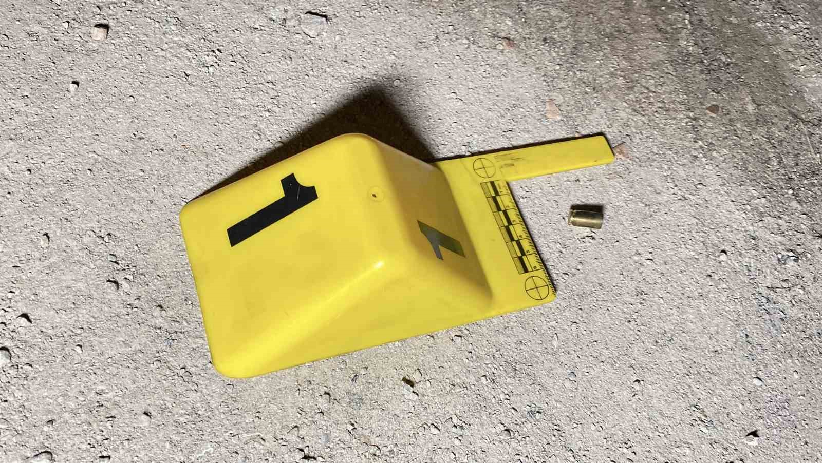 sokakta-rastgele-tabancayla-ates-eden-maganda-evin-camina-zarar-verdi