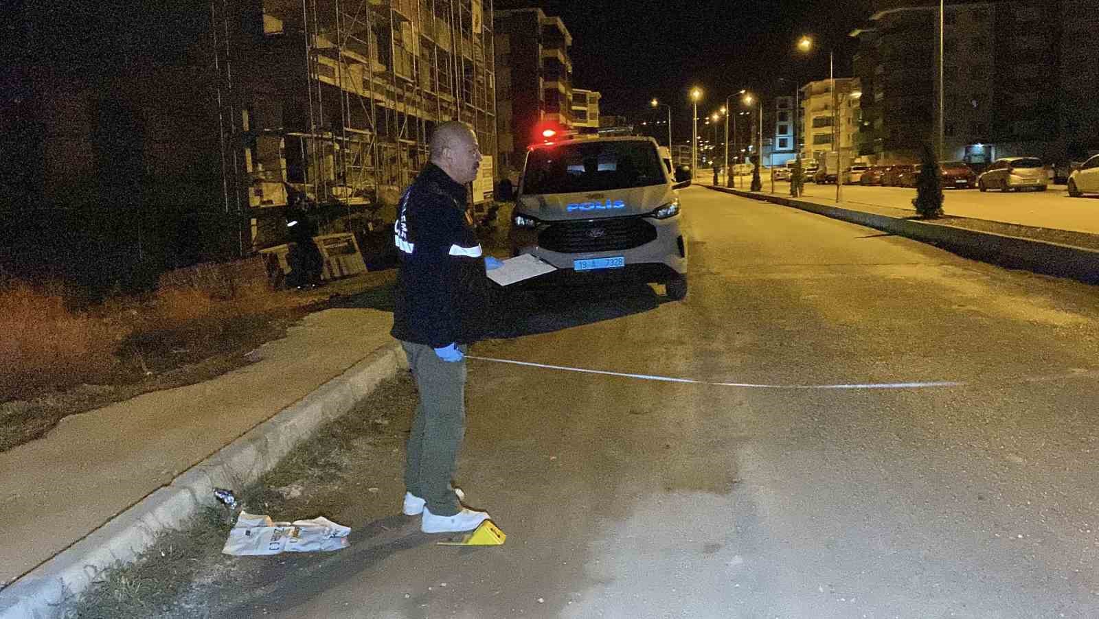 sokakta-rastgele-tabancayla-ates-eden-maganda-evin-camina-zarar-verdi